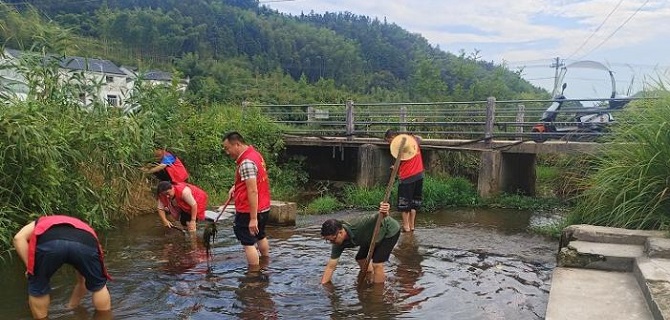 整治河道水环境   碧水清波绕村庄